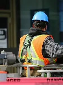Entrepreneur général portant un casque et un harnais sur un chantier résidentiel