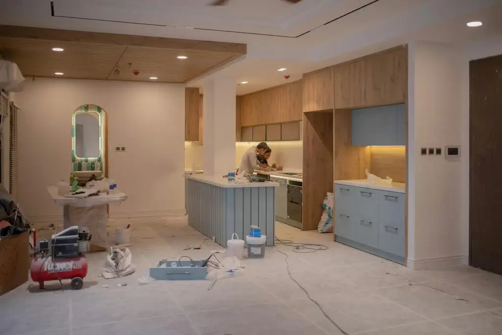 Travaux de rénovation de cuisine par Construction HERA avec installation de comptoirs et armoires en bois