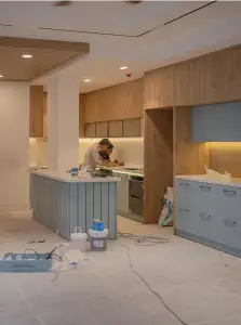 Travaux de rénovation de cuisine par Construction HERA avec installation de comptoirs et armoires en bois