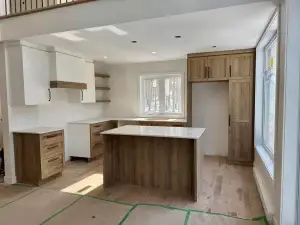 Cuisine en rénovation avec îlot central – Construction HERA
