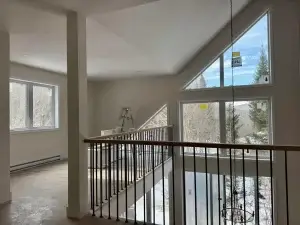 Mezzanine rénovée avec grandes fenêtres – Construction HERA