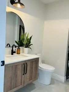 Salle de bain rénovée avec toilette moderne – Construction HERA