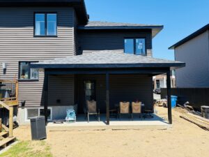 Agrandissement arrière terminé avec terrasse couverte