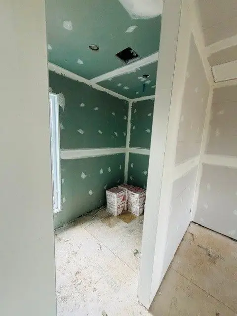 Salle de bain d’un agrandissement, gypse hydrofuge posé