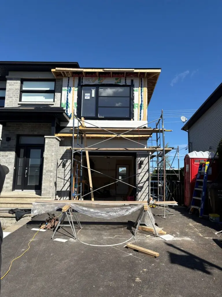 Ajout d’un étage au-dessus d’un garage pendant les travaux